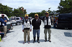 優勝の山田さん（中央）、2位の生駒さん（向かって左）、3位の二村さん（向かって右）。