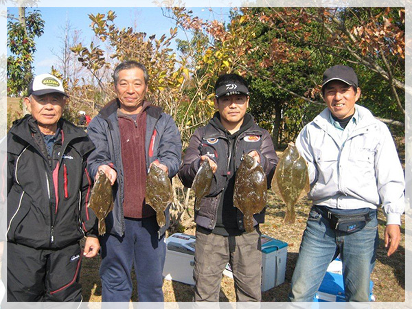 カレイを釣った人で、左から高渕さん（会員）、北川さん（準会員）、三間さん（会員）、山下さん（会員　私と同行）。