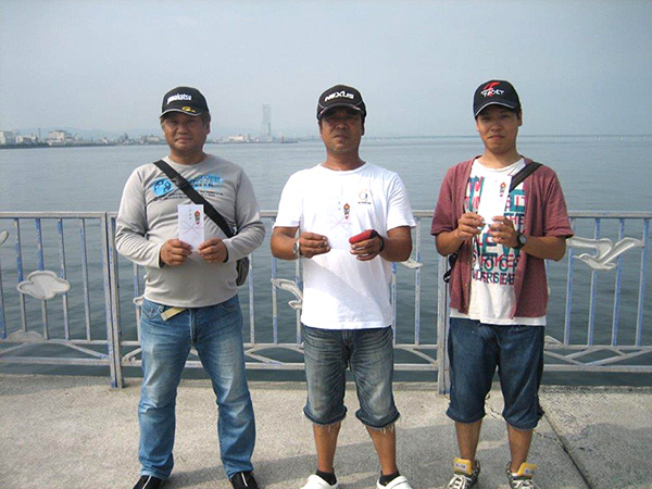第1回貝塚人工島キス釣り大会上位3人（左から2位・湯倉、優勝・平松勝次、3位・平松恭輔）。