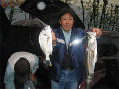 貝塚サーフ9月魚拓大会（左から阪口さん、道越さん、濱田さん）。