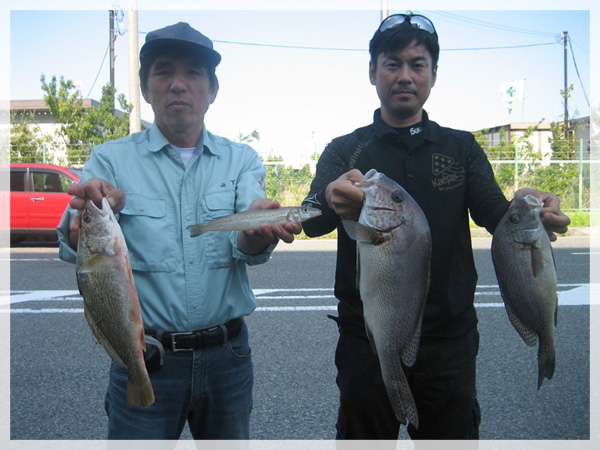 2014年9月例会優勝者（優勝魚）山下さん（キス）と山内さん（コロダイ）。
