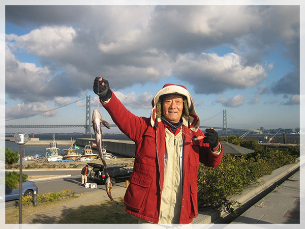 2014年12月例会にて、大内さんが淡路島岩屋で釣り上げたアイナメ36.7cm。
