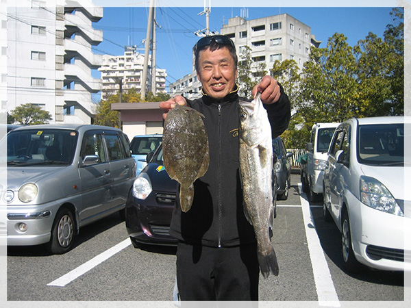2015年1月初釣り例会にて、優勝者（滝さん）と優勝魚のマコガレイ。