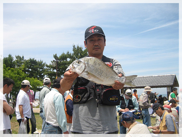 2015年5月17日に開催された、貝塚サーフ5月例会にて、ヘダイ42.5cmを釣り上げた三間さん。