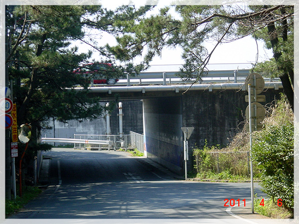 信号機2箇所を通過して、さらに舞阪中学校を西に見ながら南進しますと、高架道路（国道1号線浜名バイパス）が眼前に現れます。