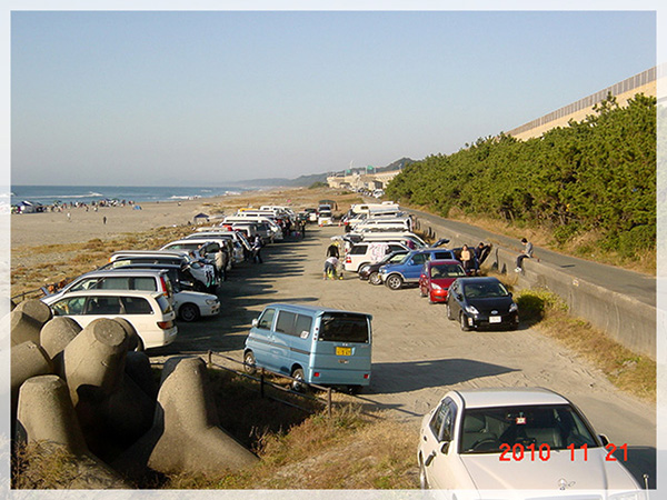 白須賀海岸駐車場(約50台は駐車可能)