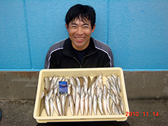 浜松市の山田直樹様が、米津海岸で釣り上げたキス70匹