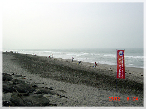 100人会会場の大倉戸海岸のほぼ全景です。波も穏やかになっております。
