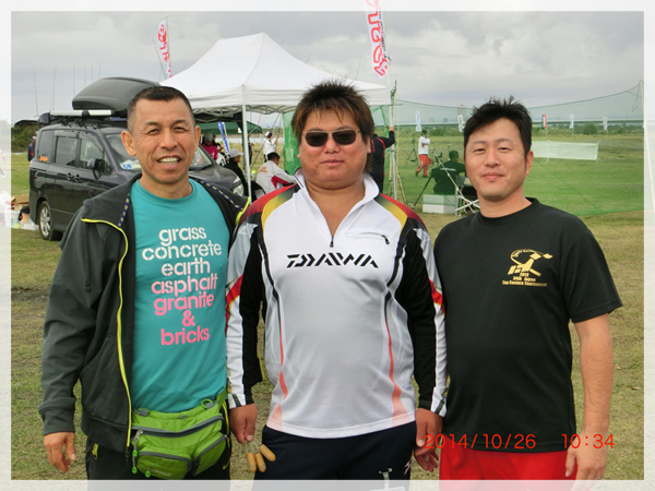 2014年10月26日に行われた「第36回　ジャパン トップキャスターズ トーナメント」にて吉野様（中央）、森田様（向かって右）、篭定釣具店主。