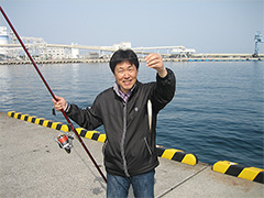 三隅港にて20cmほどのキスが2尾、18cmが1尾、イトヒキハゼが3尾、それからなんと80cmほどのネコザメが釣れた!!