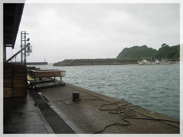 島根県益田市大浜漁港入り口方向。