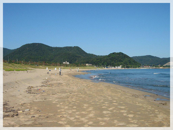 京都府京丹後葛の浜の駐車場から海に向かって左（西）に歩き、隣の小天橋海水浴場との中間で釣りをしました。