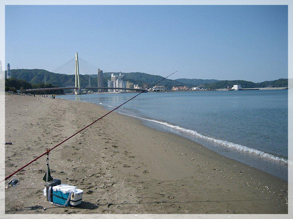 和歌山市浜ノ宮海岸の釣り場風景（マリーナシティ方向を見て）。