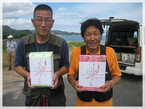 2014年8月31日、京都府京丹後市葛野浜で行われた、第7回協会クラブ混合キス大会にて、個人戦準優勝の木村さん（左）と3位の野村。
