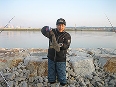 貝塚サーフ・磯ノ浦101尾会、野村道雄様が釣り上げたマゴチ50cm
