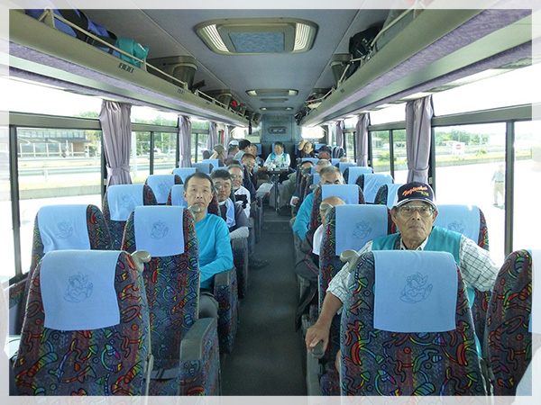 2014年9月13日（土）～14（日）2014 能登釣り旅行。バスの中はもうすでに宴会・・・どう見ても年寄りの集まりで「敬老会の旅行」にしか見えない。