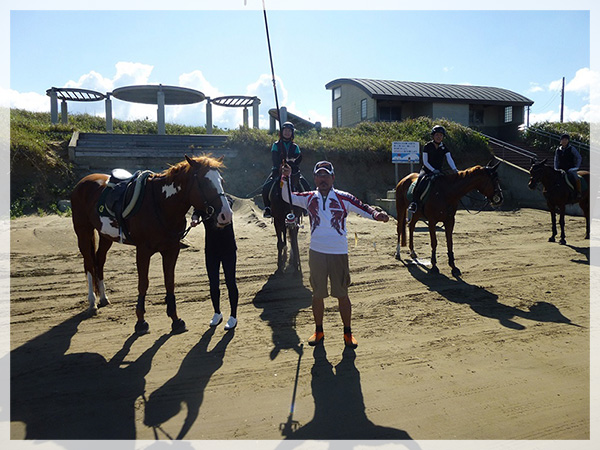 2014年9月13日（土）～14（日）2014 能登釣り旅行。海岸をパコ、パコと乗馬クラブが気持ちよさそうに走り、慣れないスマホで記念撮影。