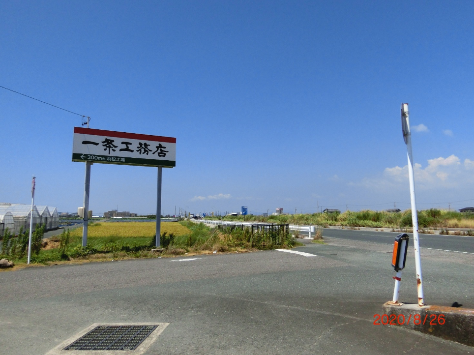 国道1号線を西進し、「米津」信号機を通過してさらに西進すると、「一条工務店」の大看板がありますので、そこを南進すると倉松海岸の駐車場です。