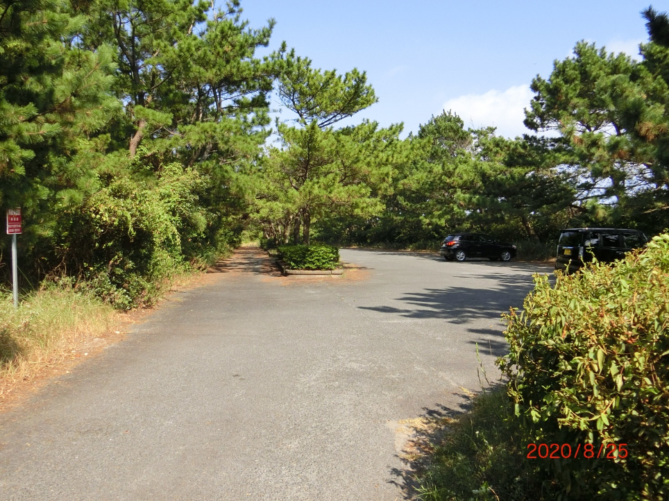 西側から見た、大倉戸海岸の駐車場になります。