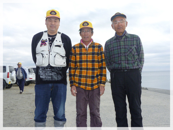 写真中央優勝の竹花さん、向かって右2位の鈴木泰夫さん、向かって左3位の伊藤さん。