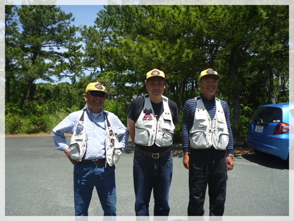 中央は5月例会優勝の伊藤武明さん向かって左側は2位の高橋義正さん向かって右側は3位の村埜さん。