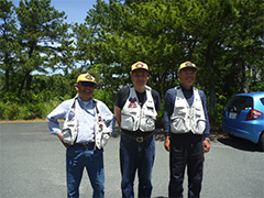 中央は5月例会優勝の伊藤武明さん向かって右側は2位の高橋義正さん向かって左側は3位の村埜さん。