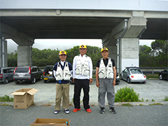 中央は6月例会優勝の村埜芳一さん向かって右側は2位の根木清成さん向かって左側は3位の生駒眞二さん。