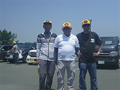 中央 優勝の山田資明さん、向かって右2位の山口知之さん、向かって左3位の鈴木泰夫さん。