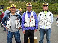 優勝の山口知之さん（中央）、2位の高橋義正さん（向かって左）、3位の水嶋豊吉さん（向かって右）。