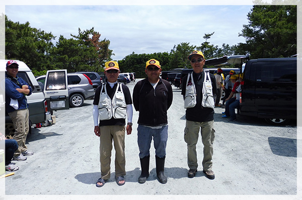 優勝の山田さん（中央）、2位の生駒さん（向かって左）、3位の二村さん（向かって右）。