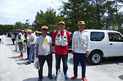 優勝の伊藤会長（中央）、2位の村埜さん（向かって右）、3位の高橋さん（向かって左）。