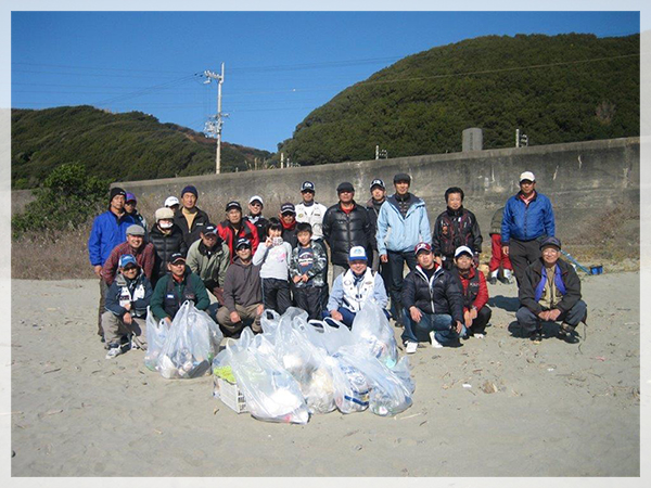 参加者全員で海岸清掃を行いました。