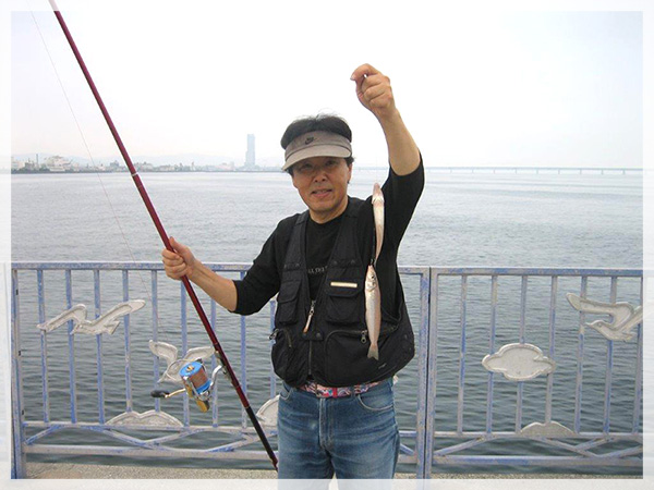 第1回貝塚人工島キス釣り大会（野村 20センチのダブル）。