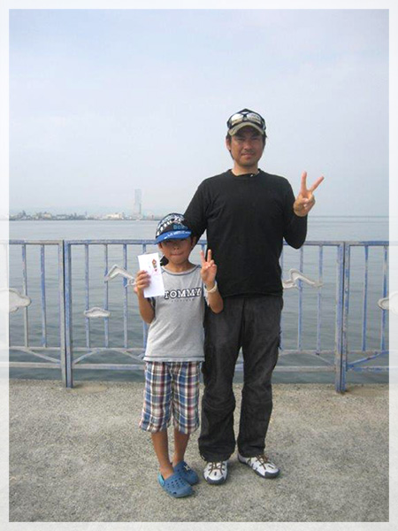 第1回貝塚人工島キス釣り大会　山内さん親子（左：ブービー賞・文聖、右：昌文さん）。