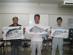 貝塚サーフ9月魚拓大会（左から阪口さん、道越さん、濱田さん）。