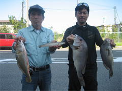 2014年9月例会優勝者（優勝魚）山下さん（キス）と山内さん（コロダイ）。