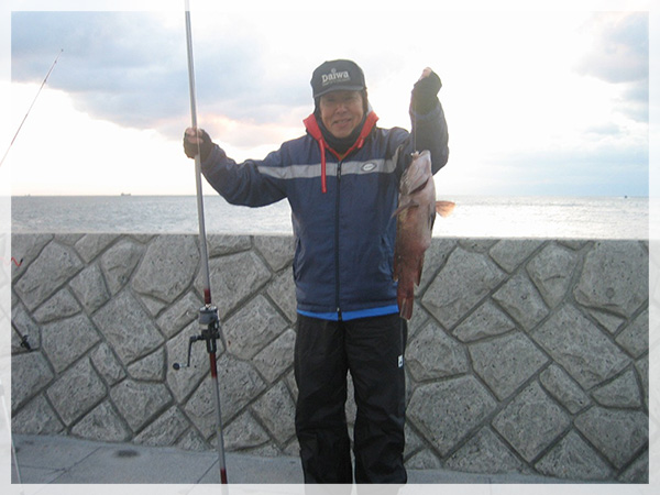 2014年12月例会にて、淡路島岩屋で釣り上げたコブダイ48cm。