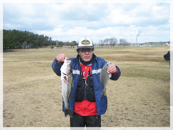 2015年2月例会にて、野村さんが紀ノ川で釣り上げたのスズキ56.8cmとキチヌ34.2cm（2月例会、協会初釣り大会）。