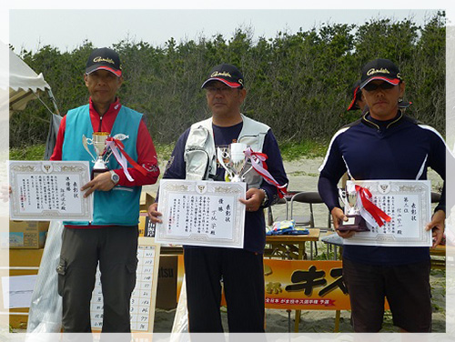 2014年5月25日 福田海岸で行われた大会での上位3名。難波会員（左）が予選1位、決勝ラウンド2位の好成績。
