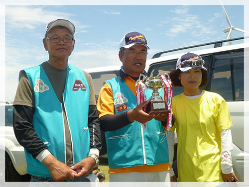 2014年6月8日に駒場海岸で行われた第2回例会での上位3名。3冠の中村会員（中央）。