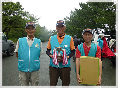 2014年6月8日に駒場海岸で行われた第2回例会での上位3名。優勝の佐藤会員（中央）。