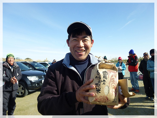 ジャンケン大会に優勝し、景品のお米を獲得した山田さん。