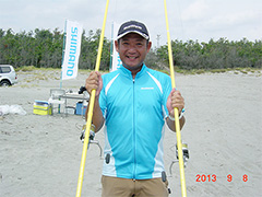 9月8日遠州灘の福田島海岸にて行われたシマノさんの投げ試投会。インストラクターの日置様と365CXと365FX+。