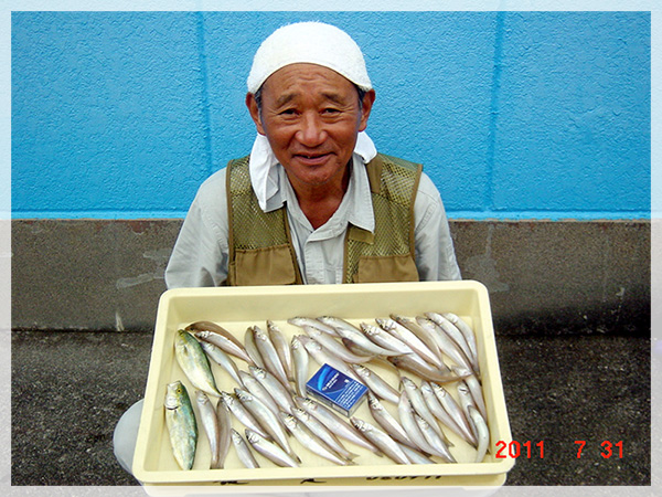 2011年7月31日　伊藤様が松山海岸にて釣り上げたキス43匹（19.5cm〜13.5cm）とアブゴ2匹。
