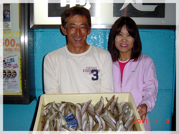 2011年11月3日　水野様ご夫妻が堀切海岸にて釣り上げた、キス121匹（21～10.5cm）。