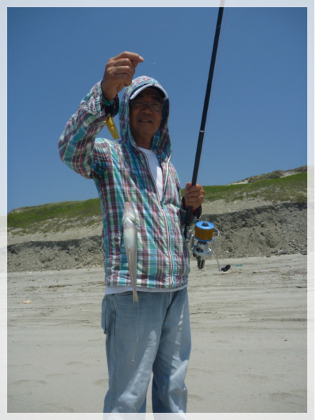 大東町千浜（ちはま）海岸で、二村さんが釣り上げたキス24.7センチ（124g）。