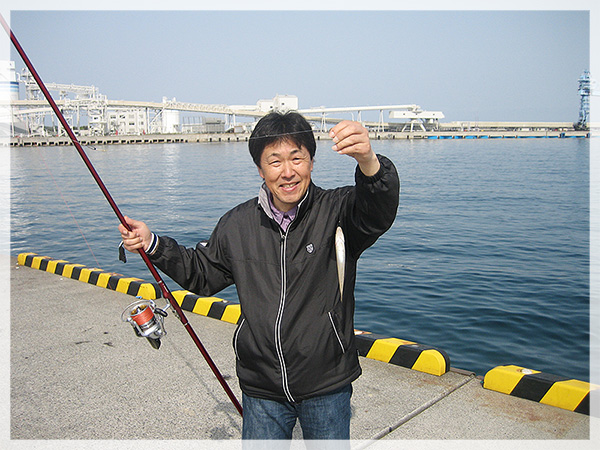 三隅港にて20cmほどのキスが2尾、18cmが1尾、イトヒキハゼが3尾、それからなんと80cmほどのネコザメが釣れた!!