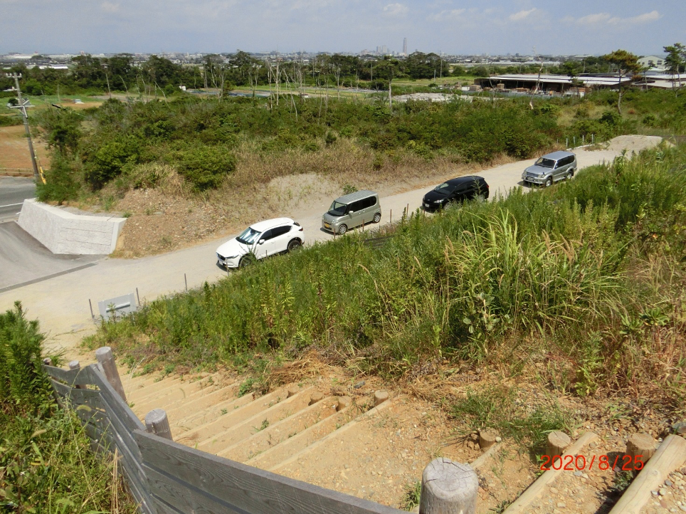 小沢渡海岸の防潮堤上から見る、駐車スペースです。