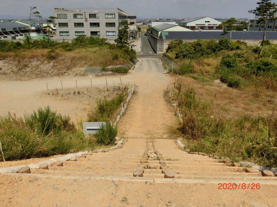 倉松海岸の防潮堤上から一条工務店を臨みます。