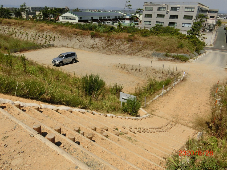 倉松海岸の防潮堤上から見る、駐車スペースです。